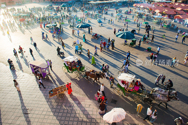 摩洛哥马拉喀什，夜生活和人们在Djemaa El Fna广场上的影子